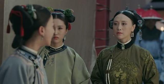 1702年，雍正正在一个人喝闷酒，身边服侍他的13岁小宫女耿氏走上前，对他说：“