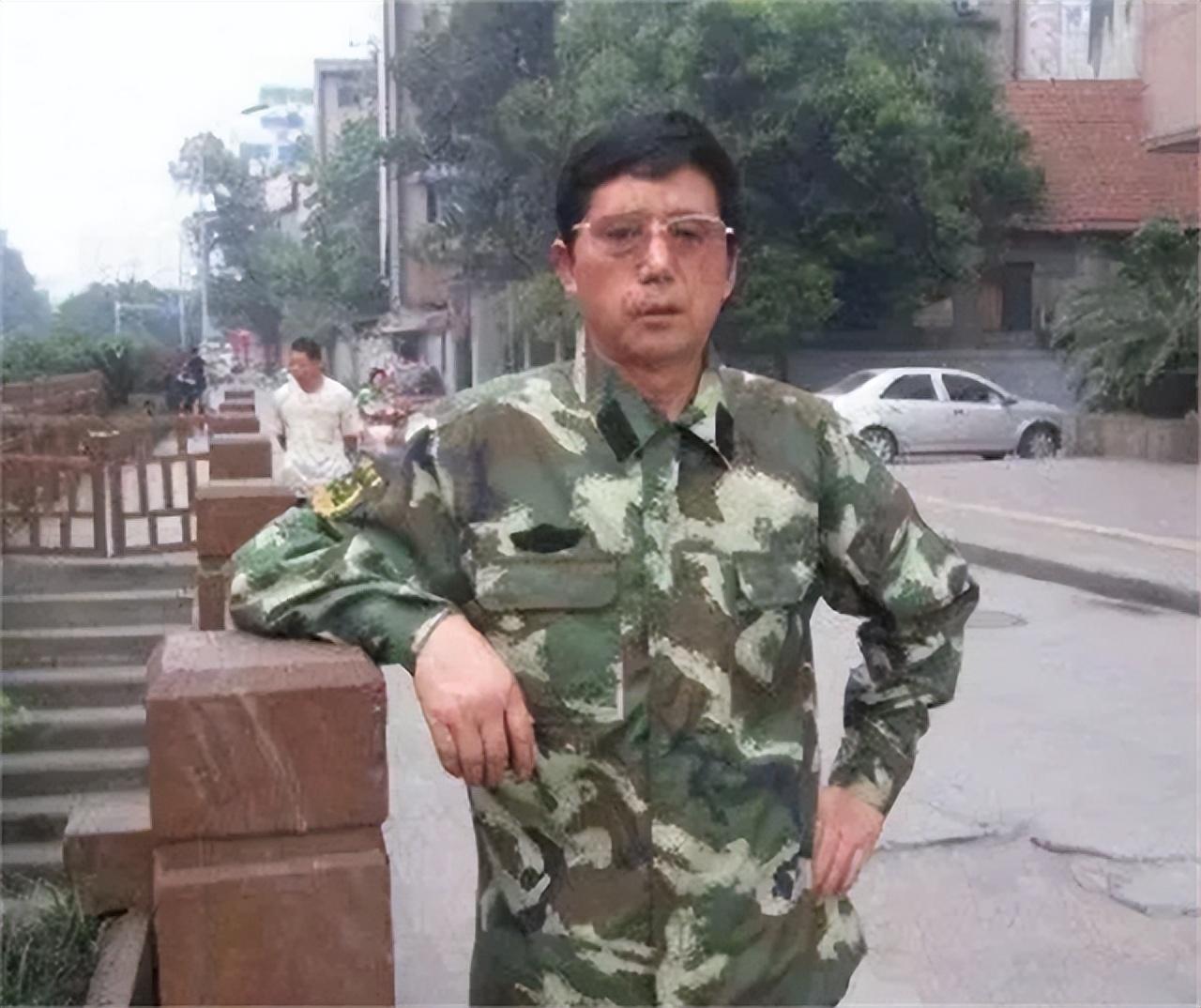 2008年，山东男子史业宽带着家里的六十万现金离家出走，妻子气得大骂：“