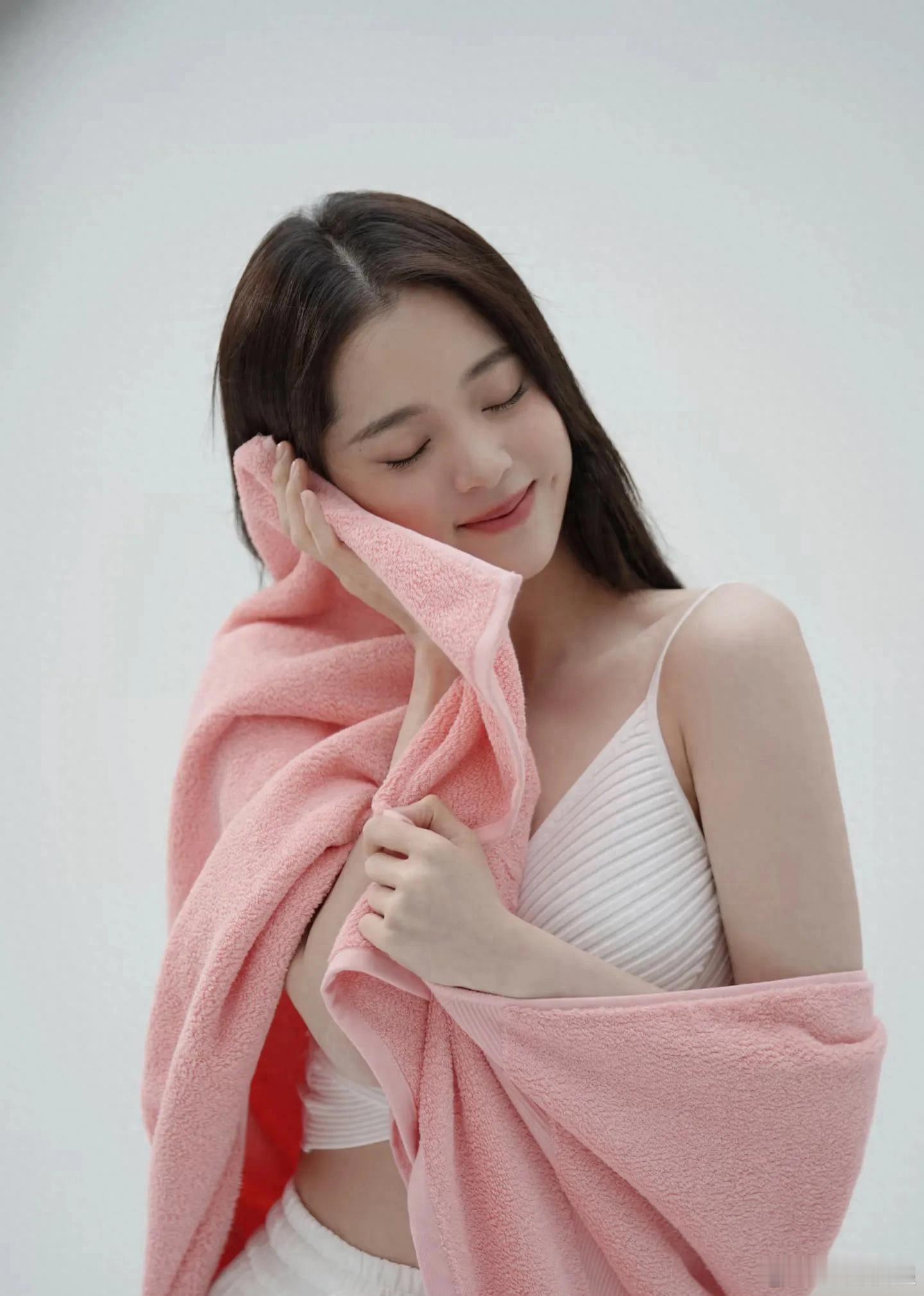 欧阳娜娜这组图甜到齁！粉浴巾+白吊带，少女感要溢出屏幕了！欧阳娜娜