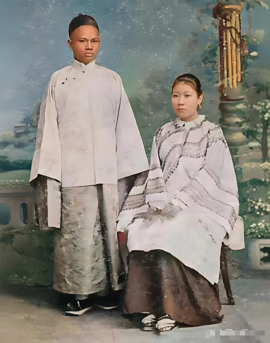 1887年，21岁的宋嘉树和18岁的倪桂珍拍下新婚合影。 	 二人养育...