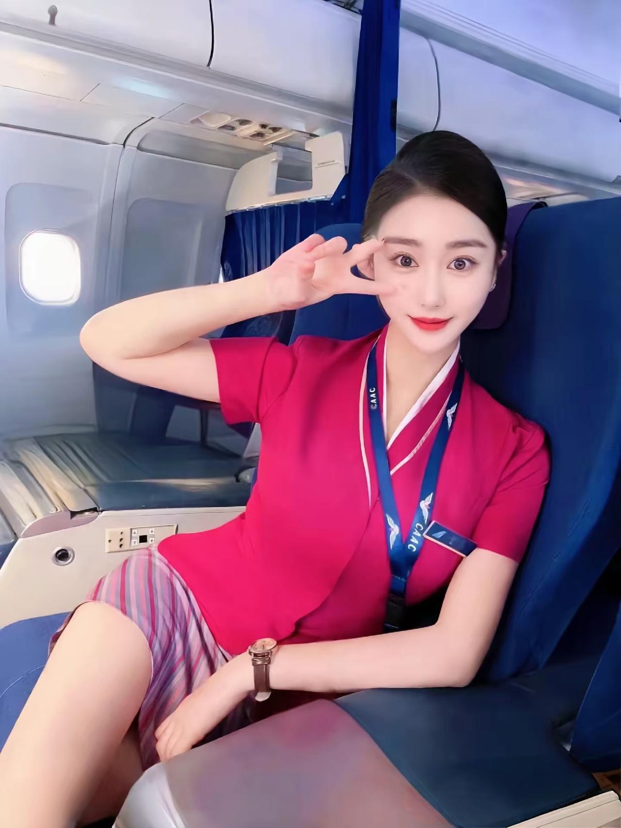 闺蜜的女儿非常漂亮，是一名空姐。可今天聊天时她说女儿已经辞职了，干了两年多，