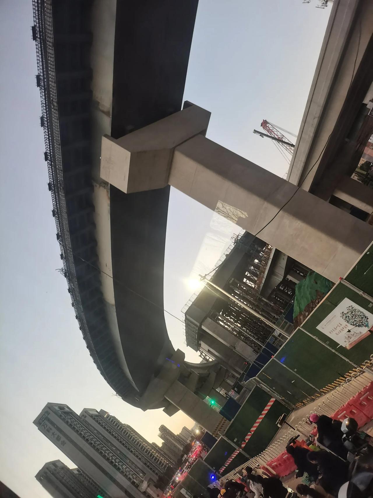 官渡区广福路与昌宏路这个立交桥是昆明的三环的一座立交桥，习惯了叫广昌立交，昆明的