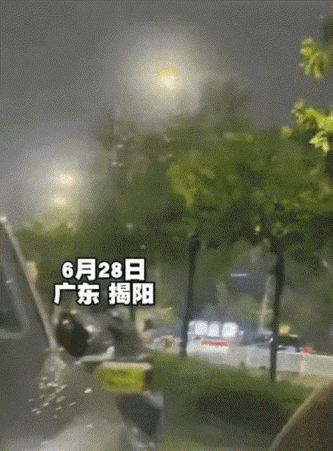 6月28日，骑手送外卖时，雨水不小心溅到路人。双方大声地争吵，可是吵着吵着，双方