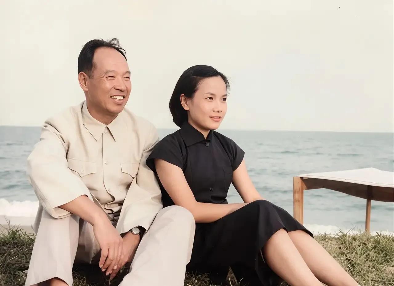 图片中这位女士是真漂亮啊！她是开国元勋夫人，剪一短发，鬓角收拾的非常利落，把整个
