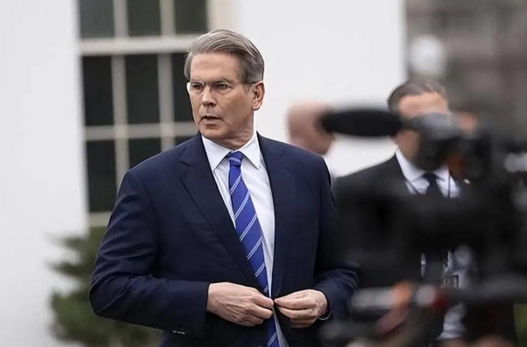 不想访华了？特朗普突然召回驻华大使，财长公开骂中国！不是不来了，是戏演给3波