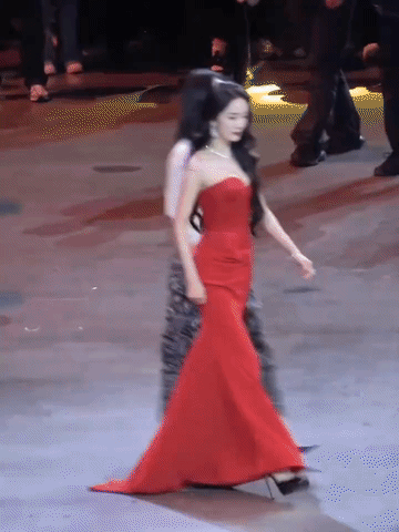 刘诗诗绝了，穿那么普通那么素净也一点不输穿着华丽红色礼服的杨幂，其他人都是精致高