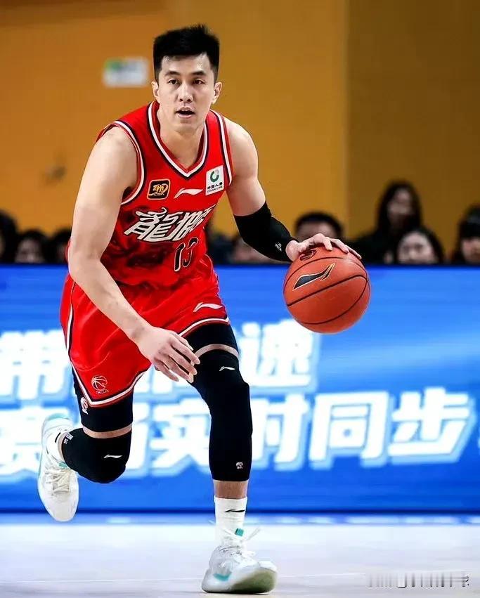 郭艾伦是怎么成为亚洲第一控卫的2015年亚锦赛，郭艾伦被安排打替补控卫，结果凭借