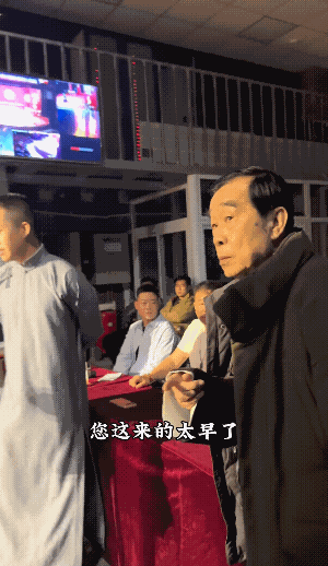 老艺术家绝不让话掉在地上，石富宽先生以他的年纪，他的身份还这么早早的去候场，真的