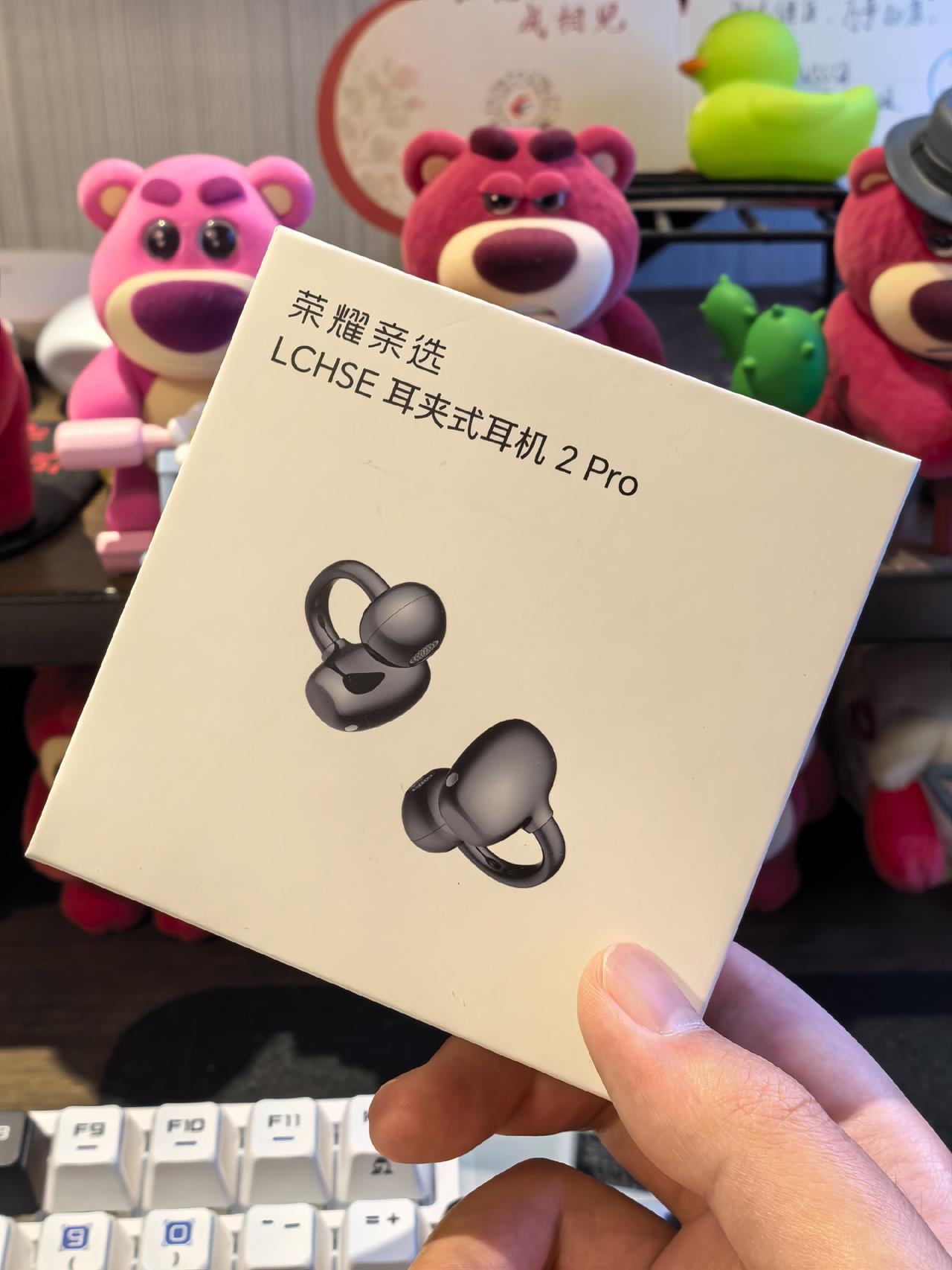 荣耀亲选耳夹耳机2Pro，解决对续航要求长时间的朋友，一次充满44小时，单次能