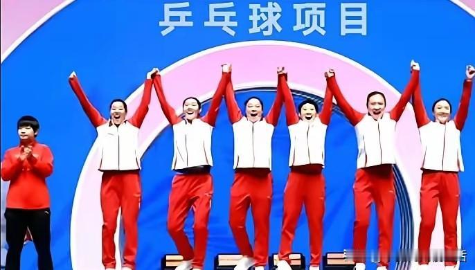 范思琦发的那张照片大家说你们最先看到的是谁？我第一眼看到的就是旁边站着的那个