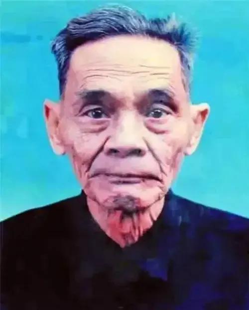 1988年，一位在台湾潜伏长达42年之久的地下党利用自己的假身份回到了大陆，到家