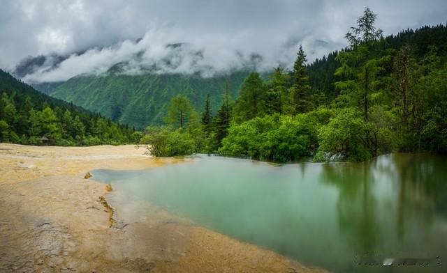 昨天晚饭时，聊起在四川黄龙旅游时遇到的危险，还是心有余悸。那是1997年暑