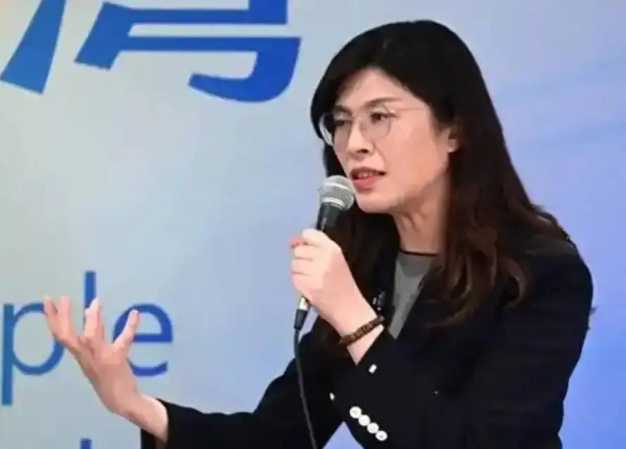 柯文哲最近又在给2028年选举铺路。他先去拜访民进党团，与柯建铭单独聊了十