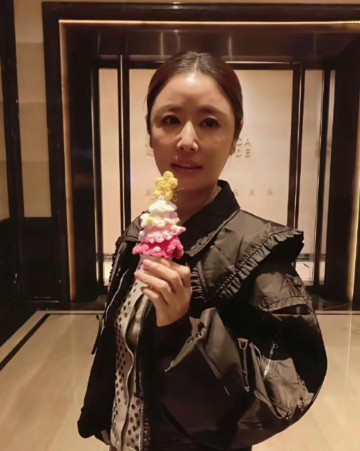 49岁的林心如模样变了好多，她选择了优雅的老去​​​