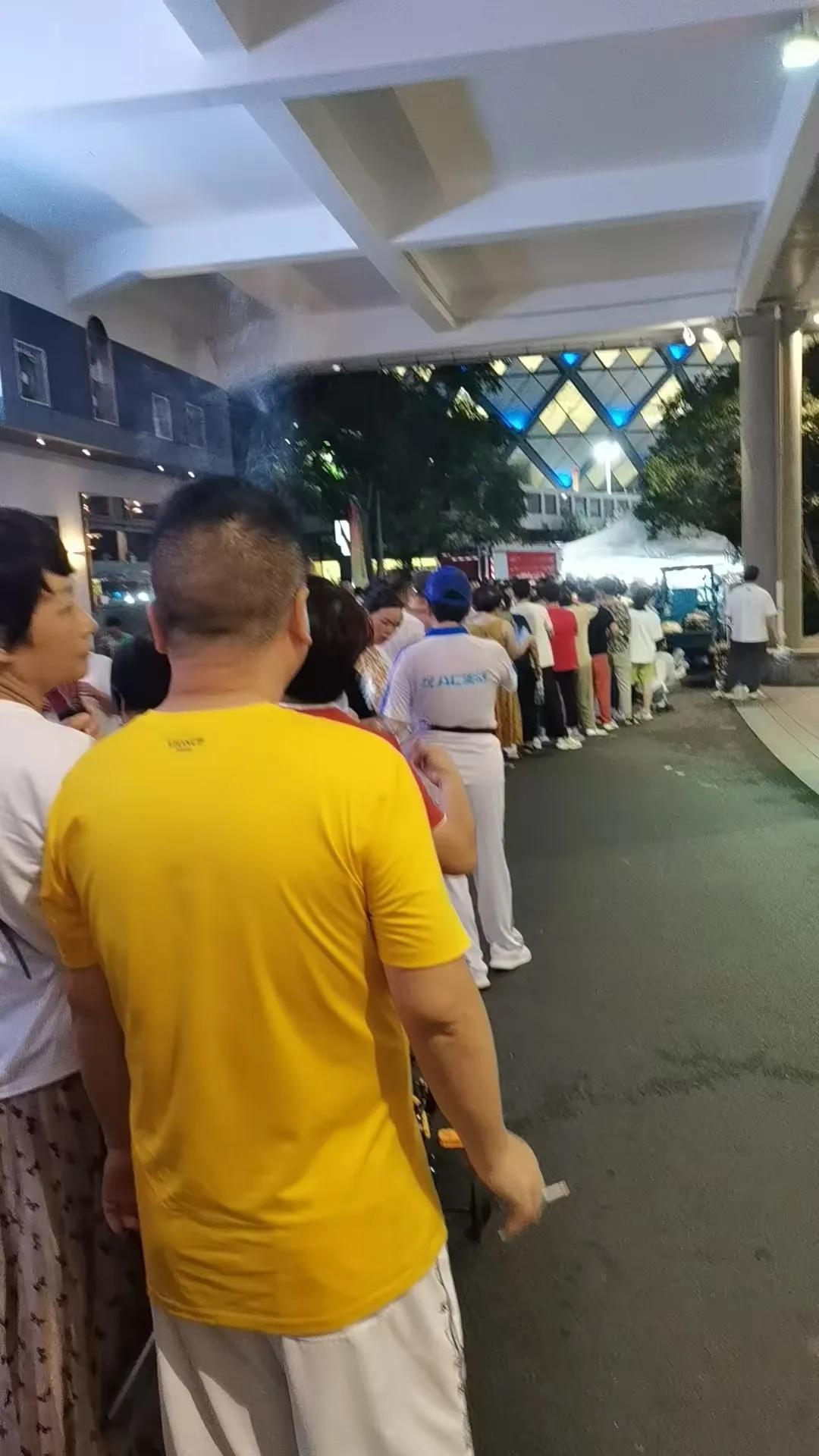 我的天呐！大妈！大爷！这么热的天，排这么长的队，就为了一根油条？犯得着吗？划算吗
