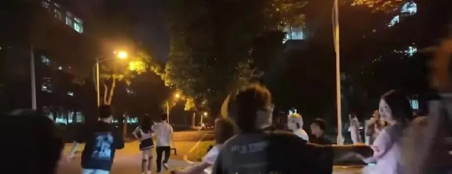 武汉“湖北经济学院”，疑是校外人员一男一女来大学校园内拍视频，女子身穿JK裙子，