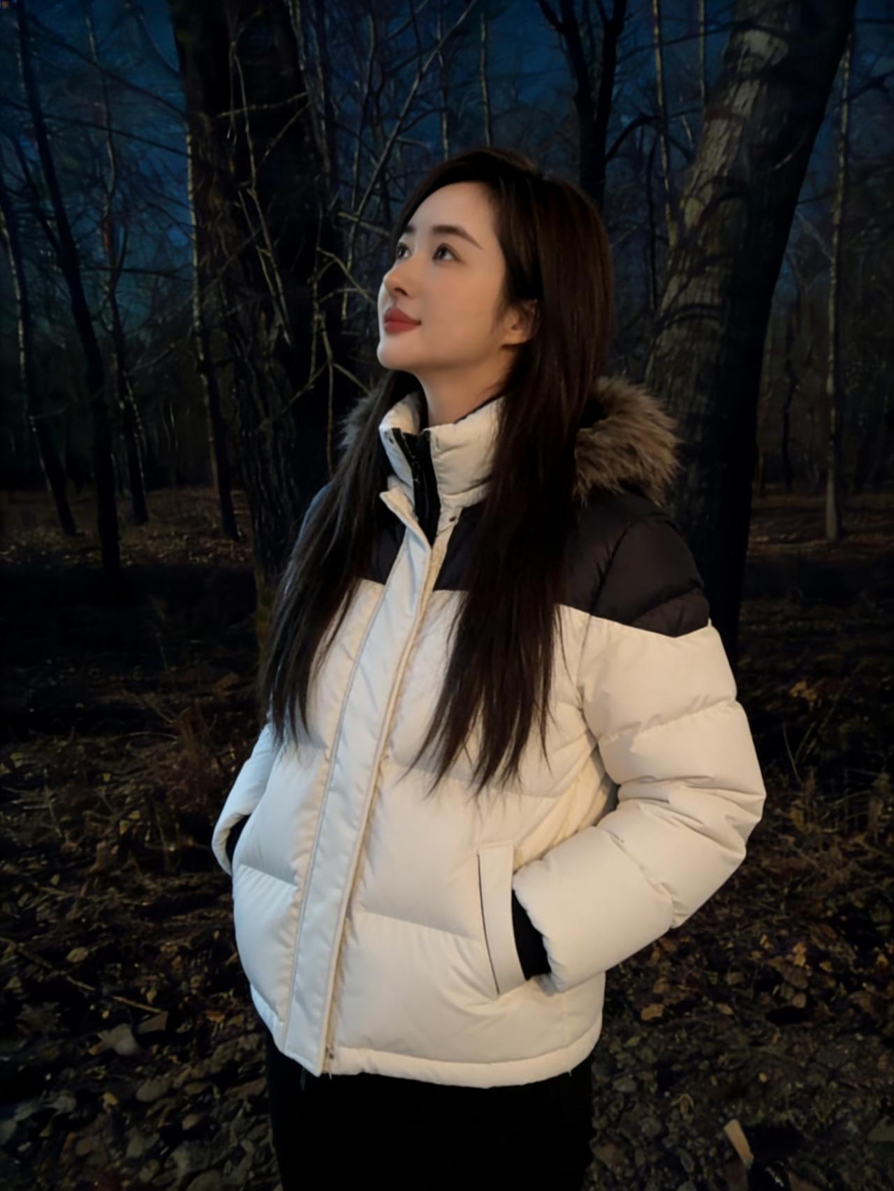 树林把夜色嚼碎了撒在枯枝间羽绒服的白与黑撞碎了林间的暗毛领沾着细碎的凉