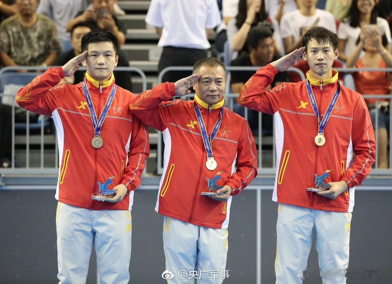 央广军事里樊振东戎装在身，正气于心。八一岁月少年意气与军人坚毅相融。