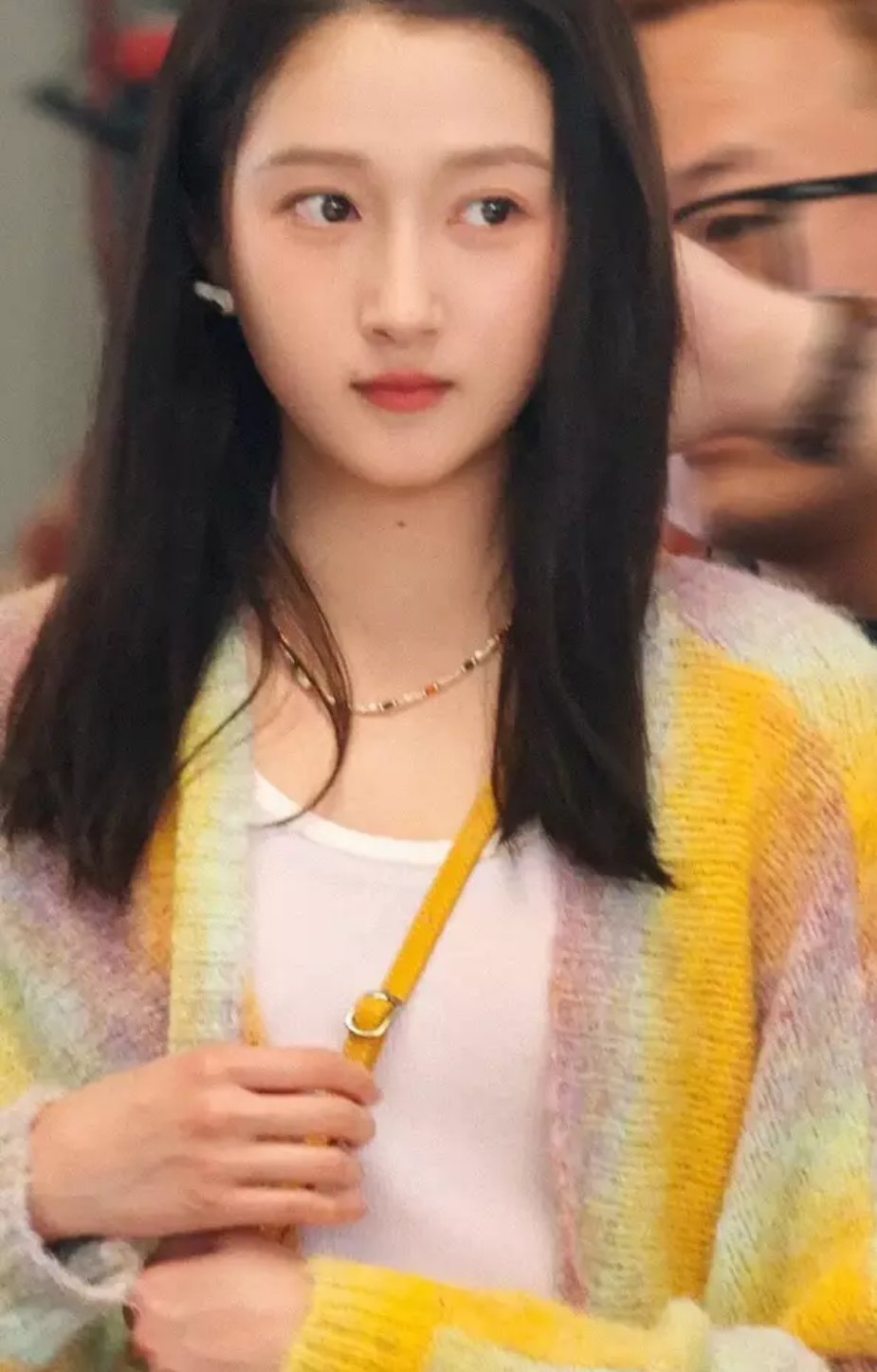 关晓彤眼神清澈，淡妆状态超好。​​​