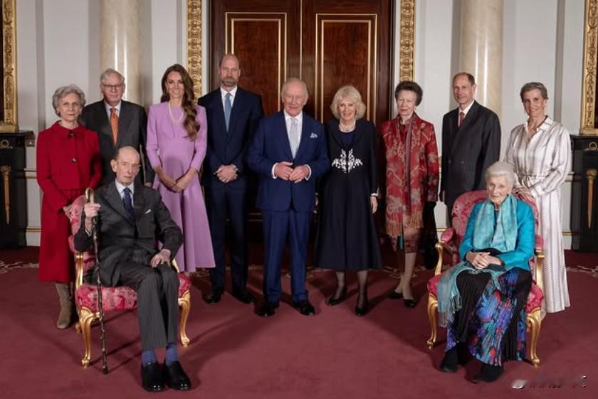 令人感慨！英国王室新大合照，纪念故伊丽莎白女王一百岁诞辰。在这张合影中，坐在前