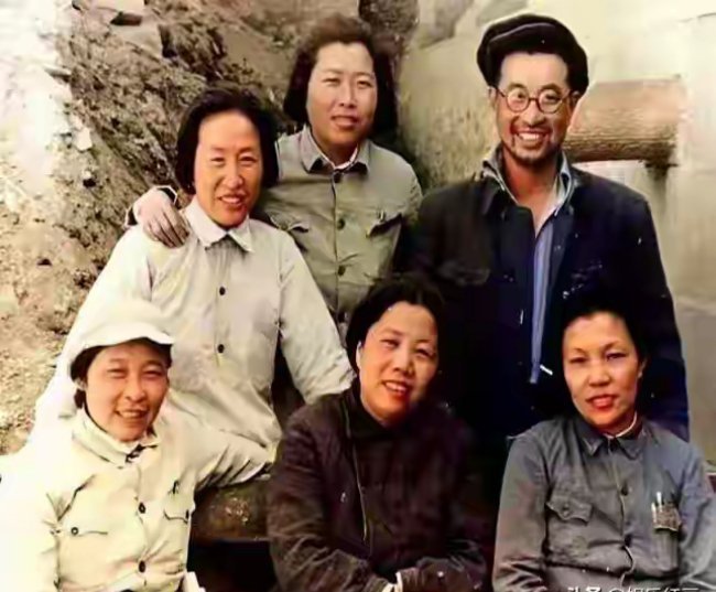 1942年延安陈赓和五位女八路的合影六个人对着镜头笑得没心没肺