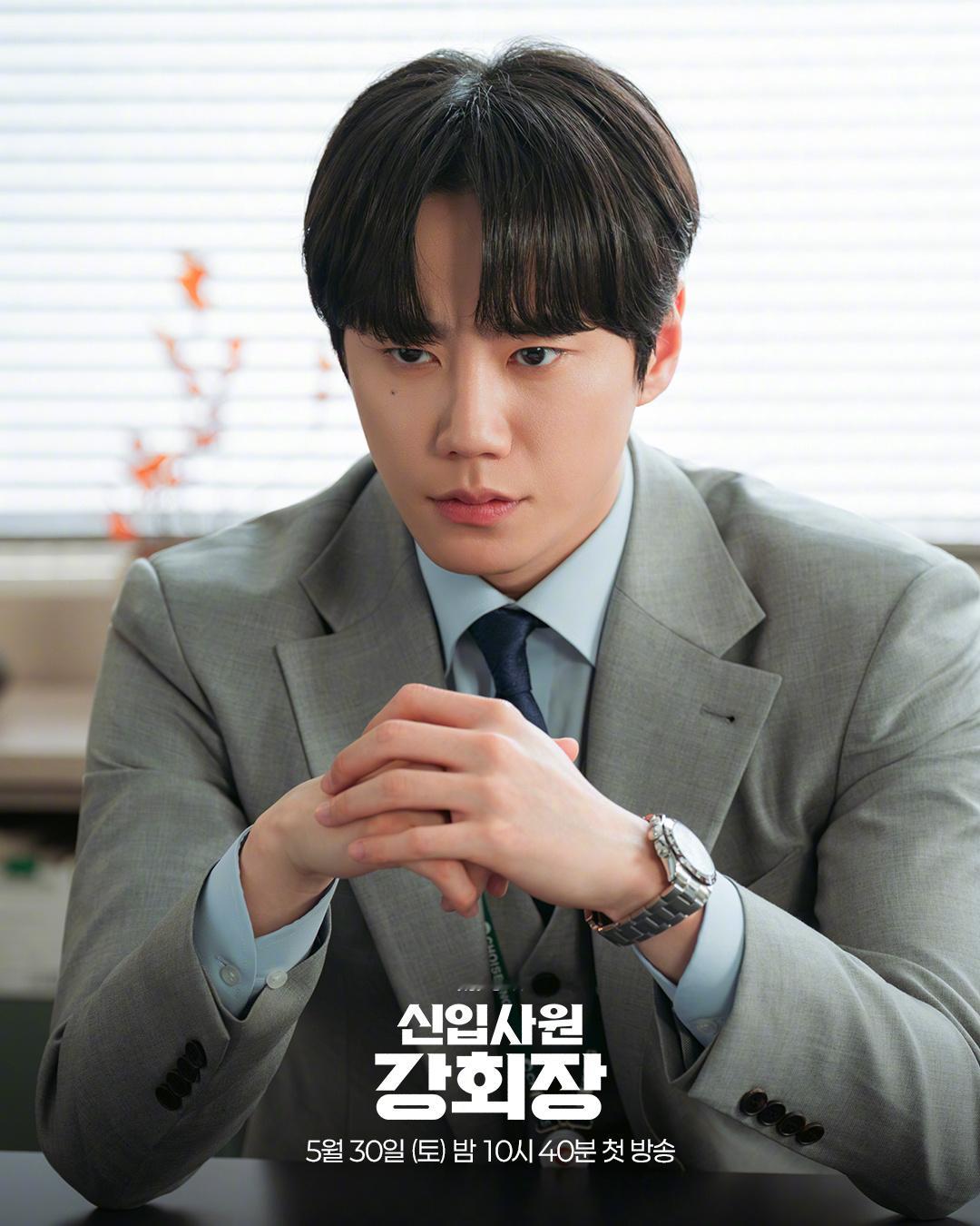 JTBC新周末剧新进职员姜会长公开李濬荣剧照。该剧改编自同名网络小说，讲述被