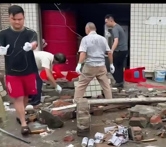 听完邻居讲述的内情，心里说不出的难受。这户本就是低保家庭，男主人身患鼻癌，日