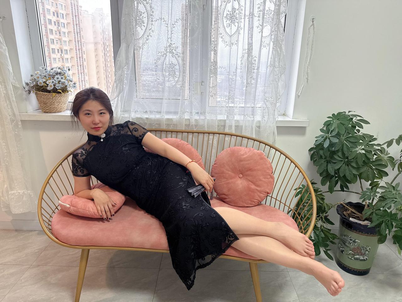 今年49岁家里那位说我像50多岁的经常嫌弃我不够洋气说他朋友的媳妇很年轻，看