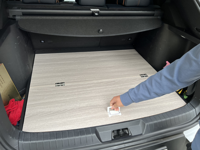 解决了后备箱困扰我6个月的问题后备箱的盖板一直是个痛点，每次拿充电头或者气泵那