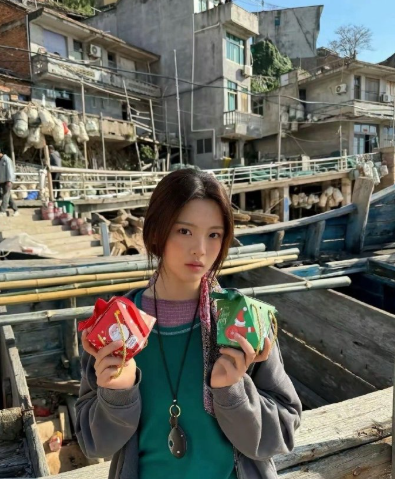 杨超越居然把这么丑的衣服穿出了一种古着感，果然美女就是批麻袋都能出片的​​​