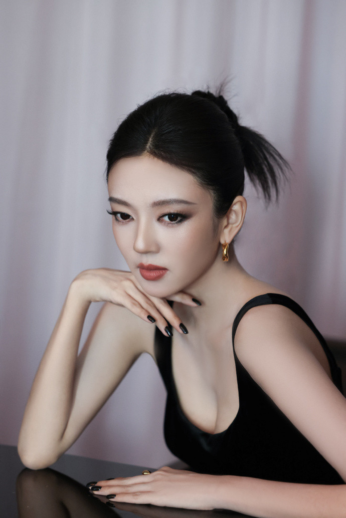 何瑞贤今天的化妆师是王亚飞风格可塑性超强，百变气质随意切换