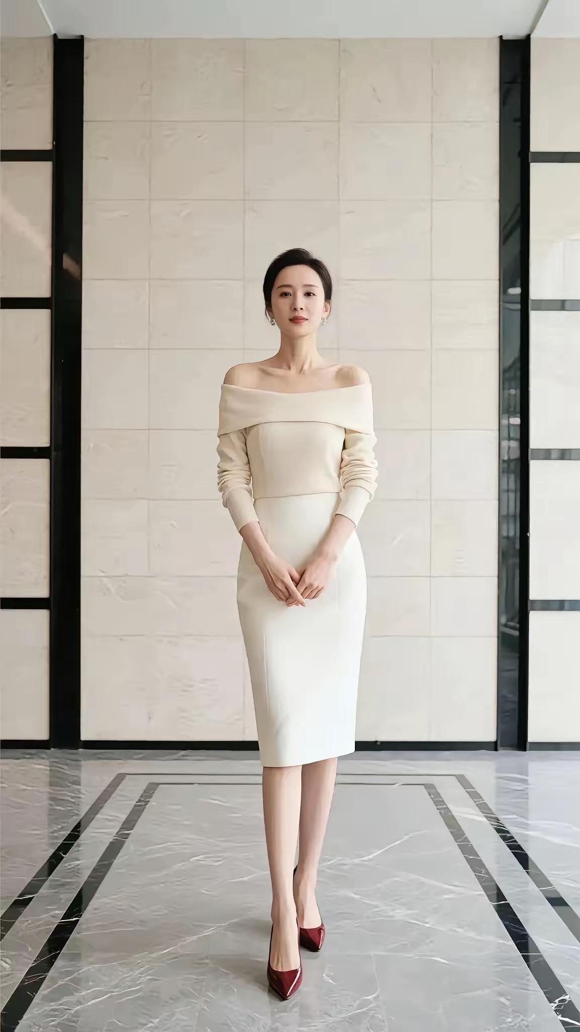 玉人立雪中，红鞋映雪光。