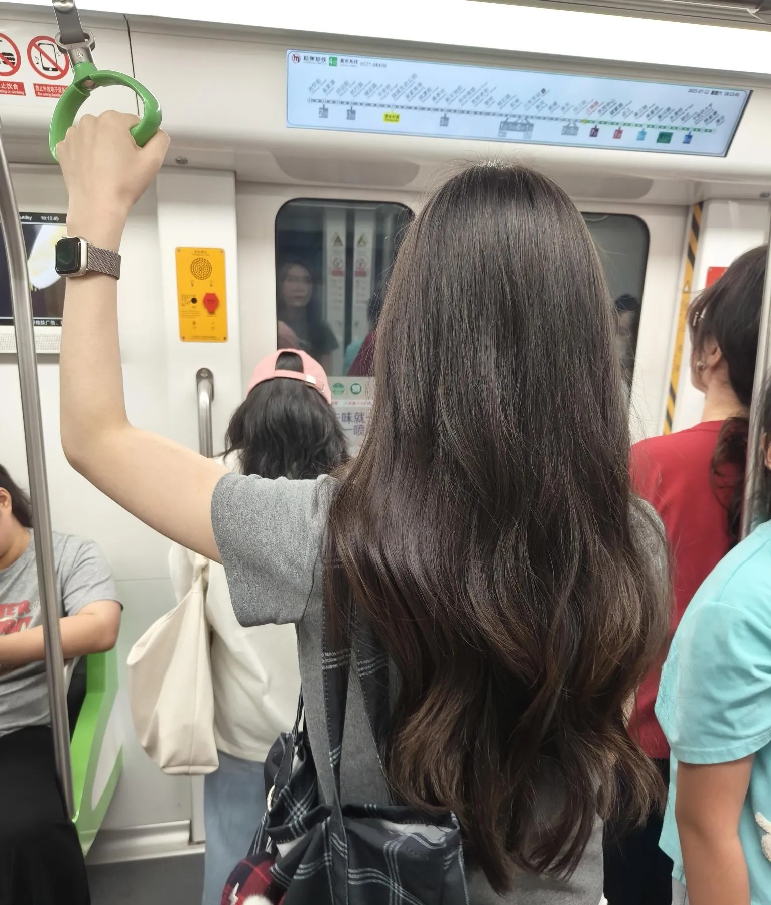 这种发型到底是怎么做的？今天地铁上看到一个女孩子，头发也太好看了吧，柔柔顺顺带