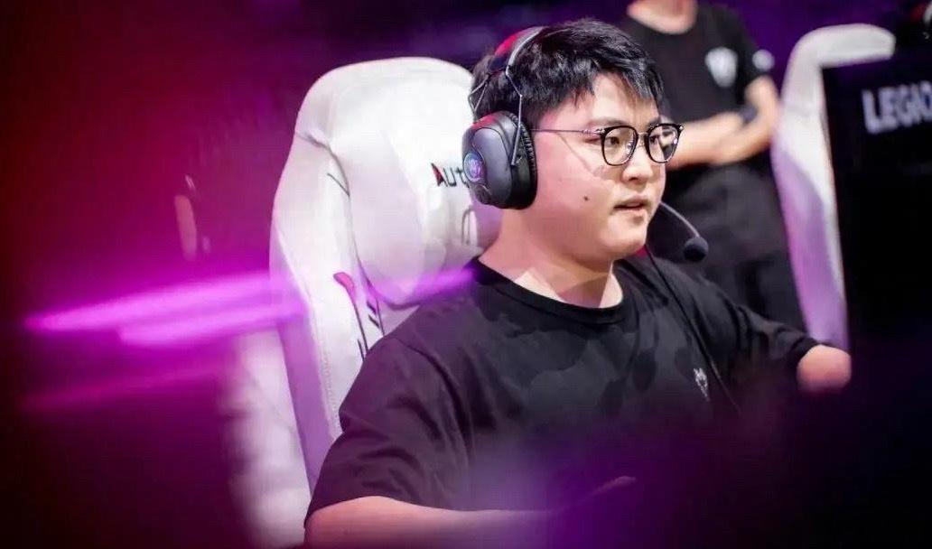翔哥：uzi不算菜，但是说什么世界第一，LOL第一人，那你不是搞笑嘛，但是被粉丝