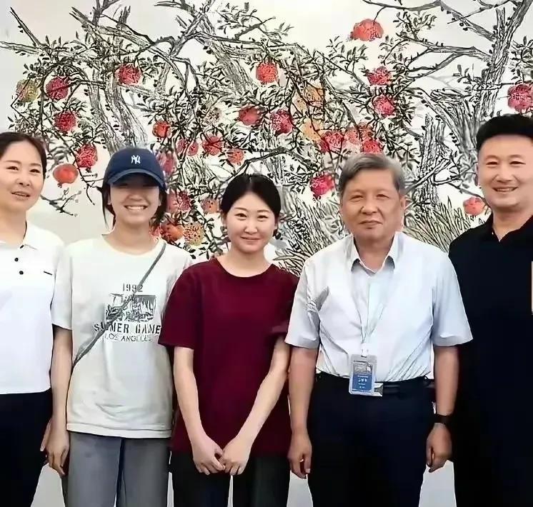 福耀科技大学迎来了第一位学生，还是个女生。6月26日晚消息，女生家人带她参观学校