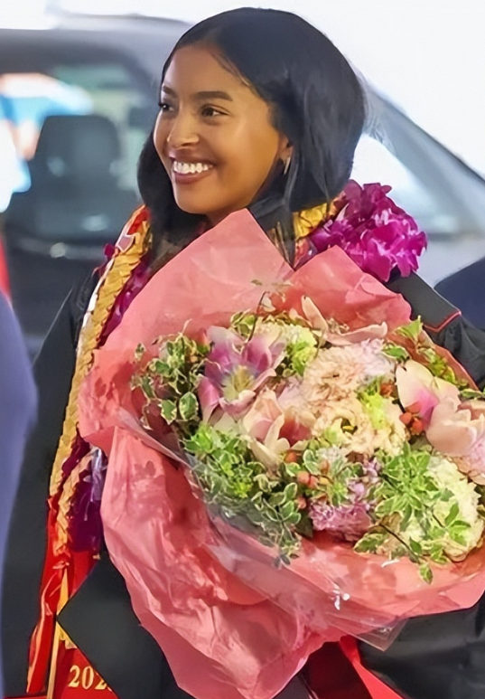 科比长女大学毕业侧脸神似科比瓦妮莎现身典礼