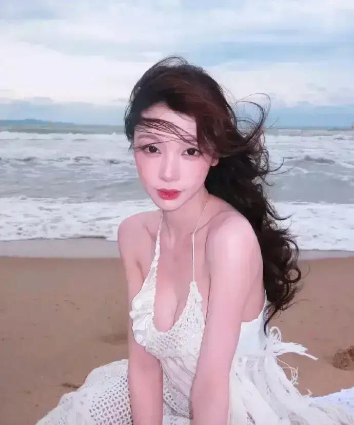 热搜又硬塞恋爱瓜，胡彦斌点赞易梦玲，网友立刻脑补婚礼。拜托，人家一个忙着在《舞台