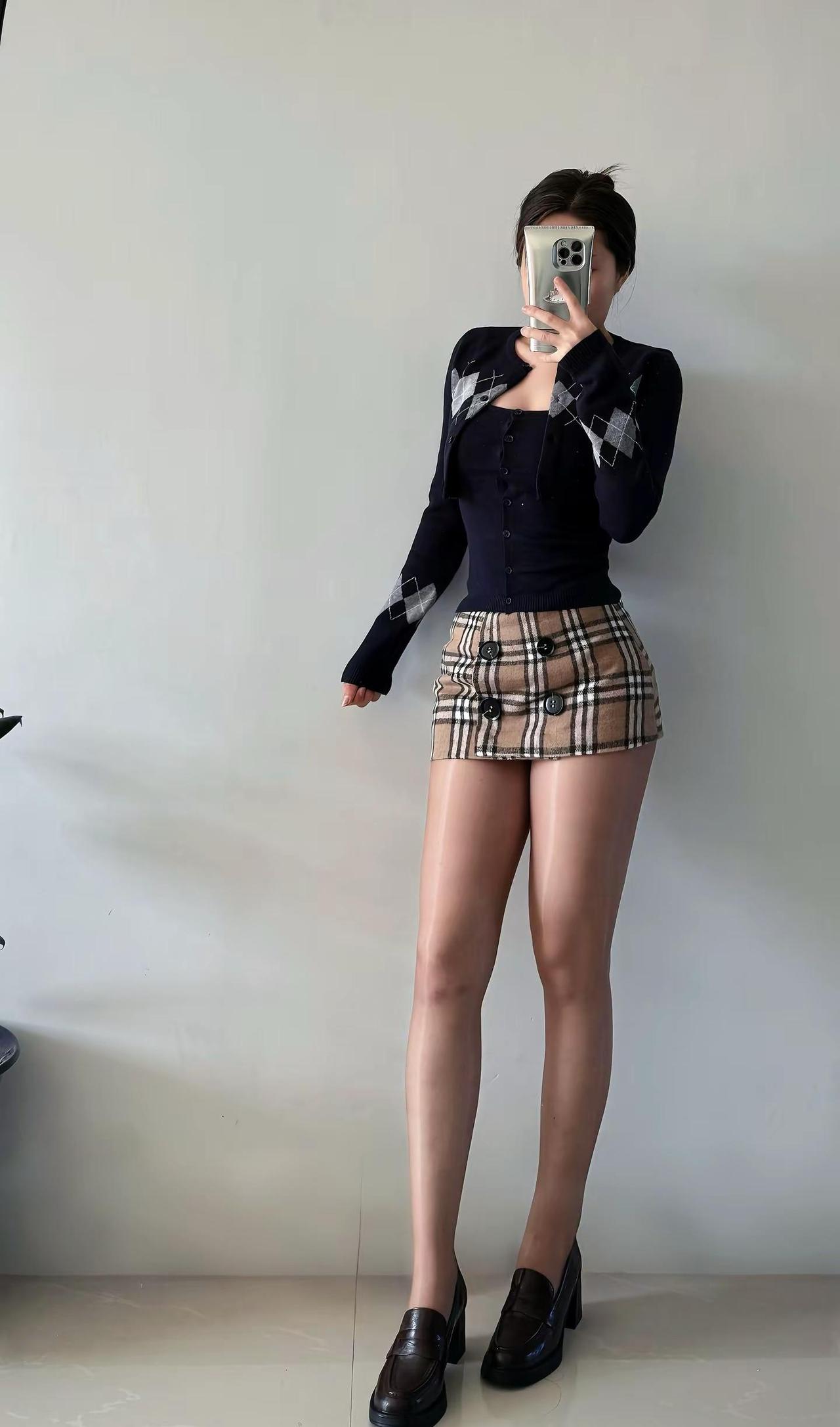 她穿着短裙jennaortegasexygirl