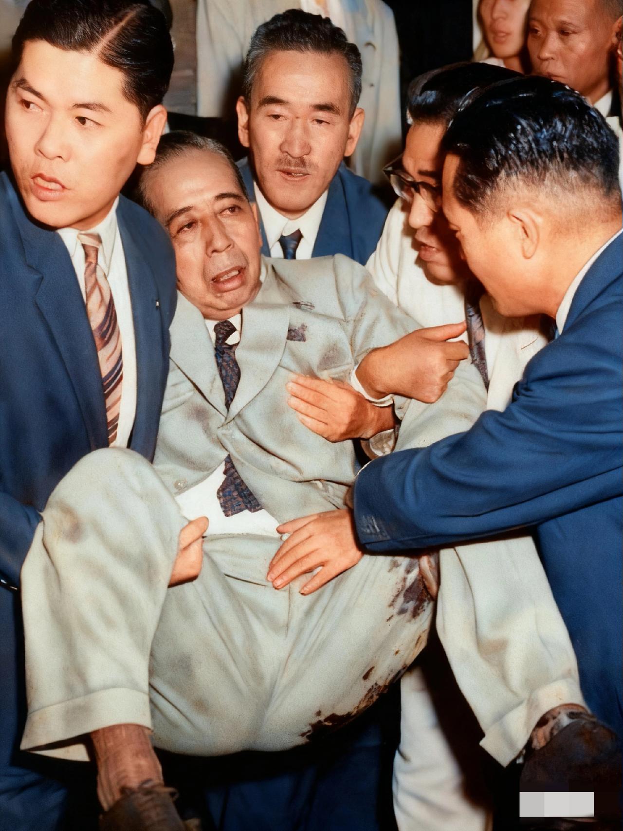 被众人架着抬离现场的，是安倍晋三的外祖父岸信介。1960年，他在一场庆祝活动结束