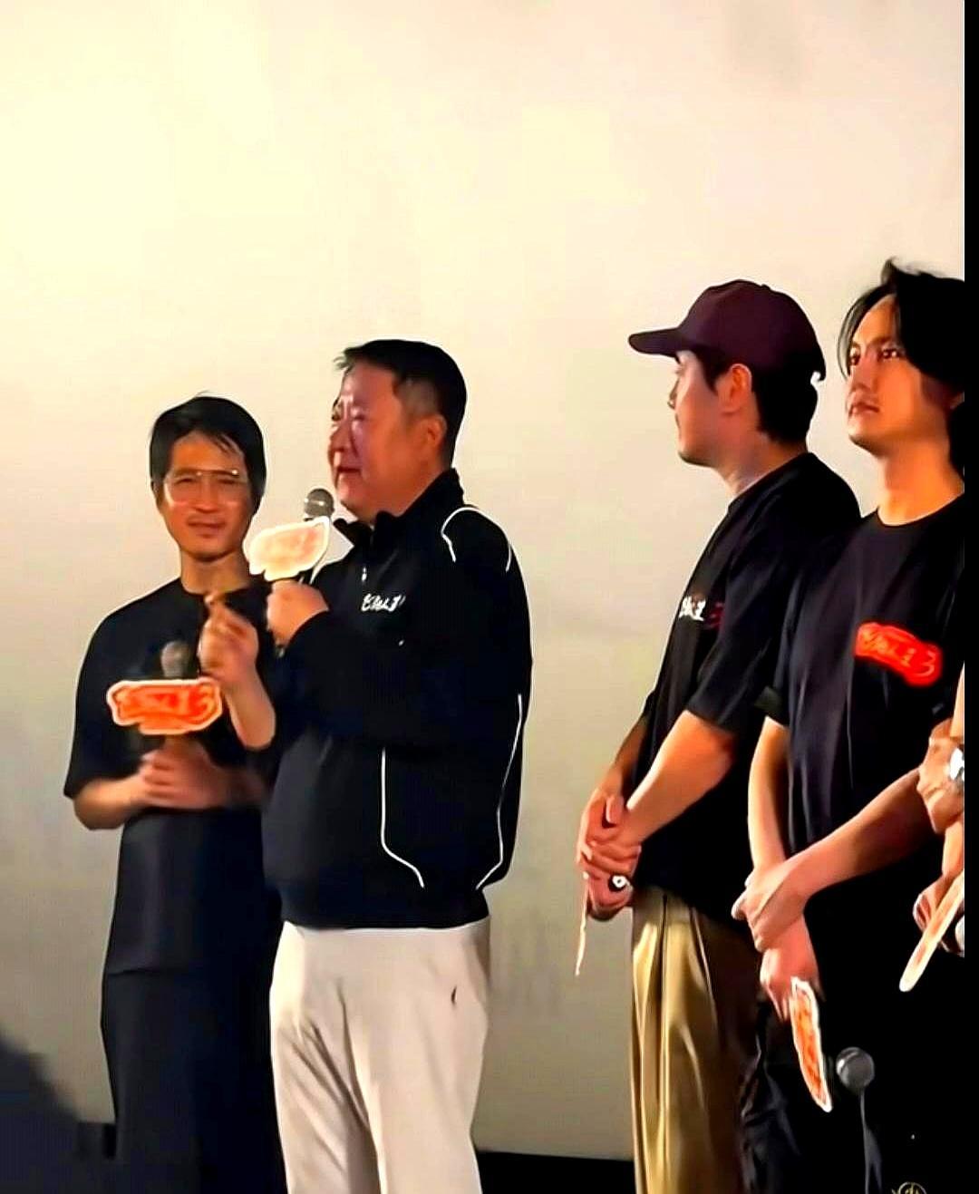 一家公司连亏四年超26亿，老板却依然敢把真金白银砸向同一个导演。博纳的账本