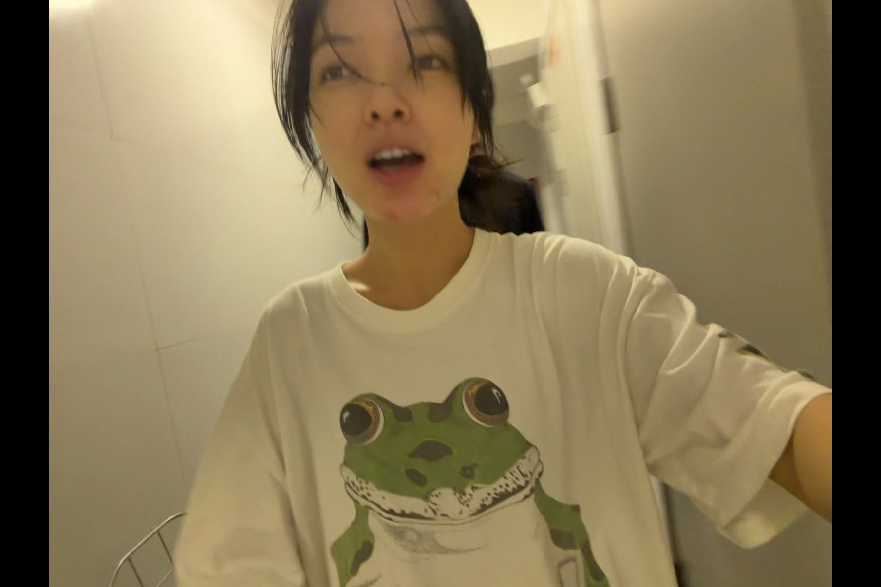 牵着狗到楼下，突然就下大雨，淋着雨冲回家录了个视频记录一下。打开视频发现自己怎么