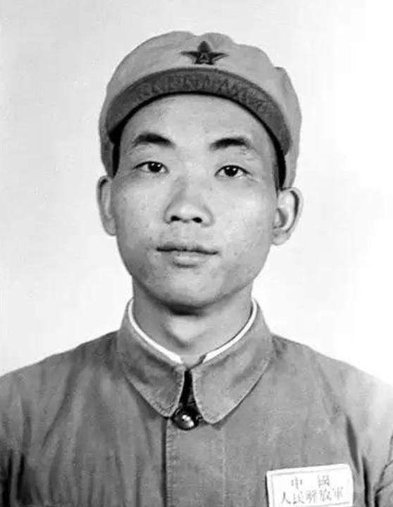 1952年，上甘岭战役中，一名新兵守阵地时，见美军冲来十分慌乱，忽然瞥见敌指挥官