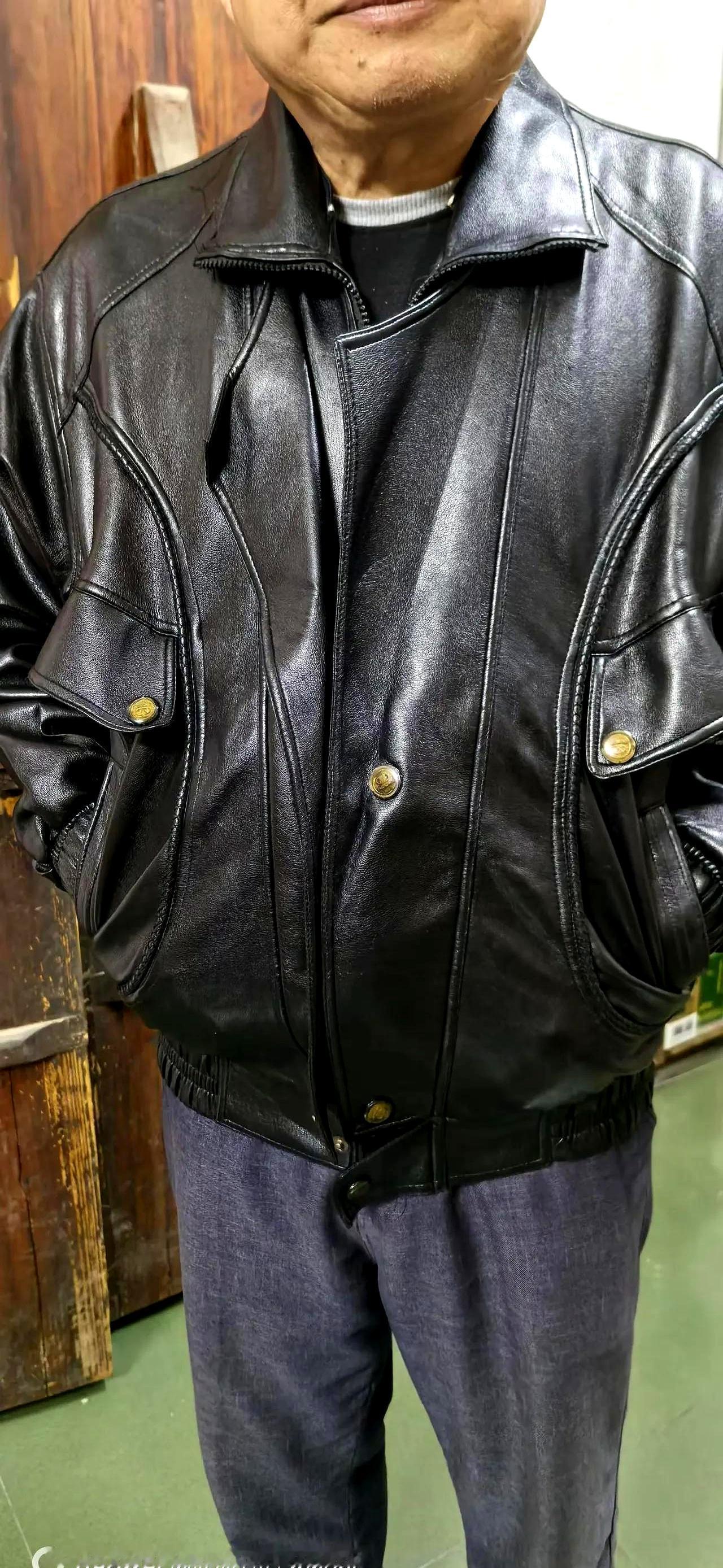 爷爷那件皮夹克，整整四十个冬天没下岗。当年海宁老厂的头层牛皮，厚实得能挡刀