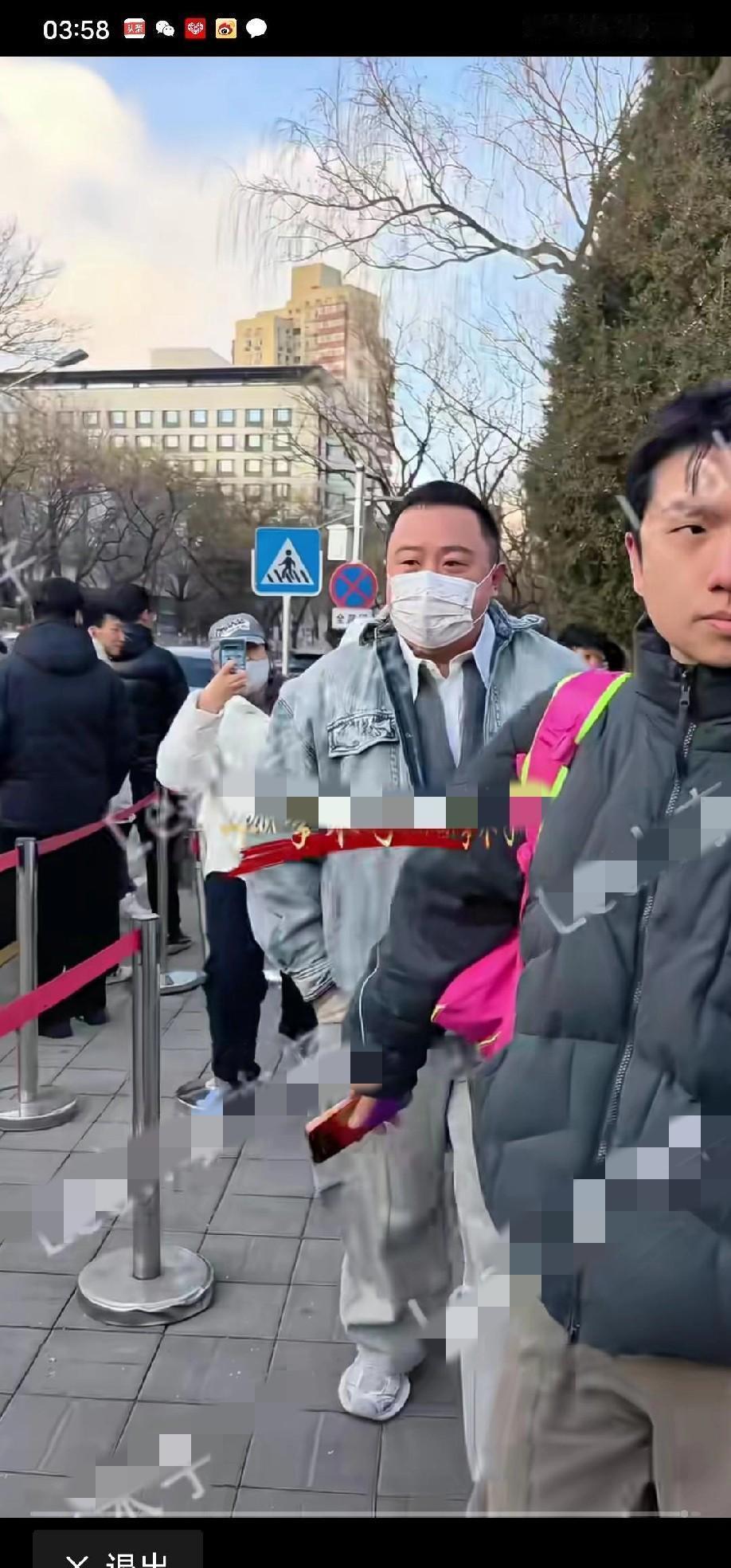 央视大楼前惊现德云社“双面现场”！岳云鹏挥手，阎鹤祥低头躲？这画面太有戏剧性