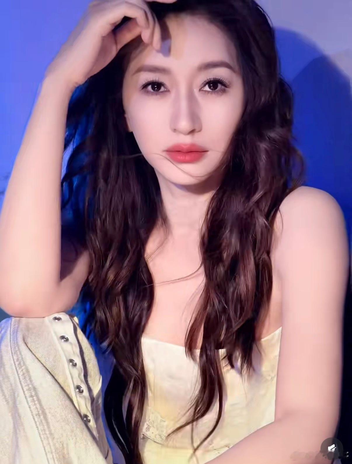 李小冉素颜白得发光李小冉素颜白得发光真的很好看，美貌天赋，不愧是敢素颜拍剧的女人