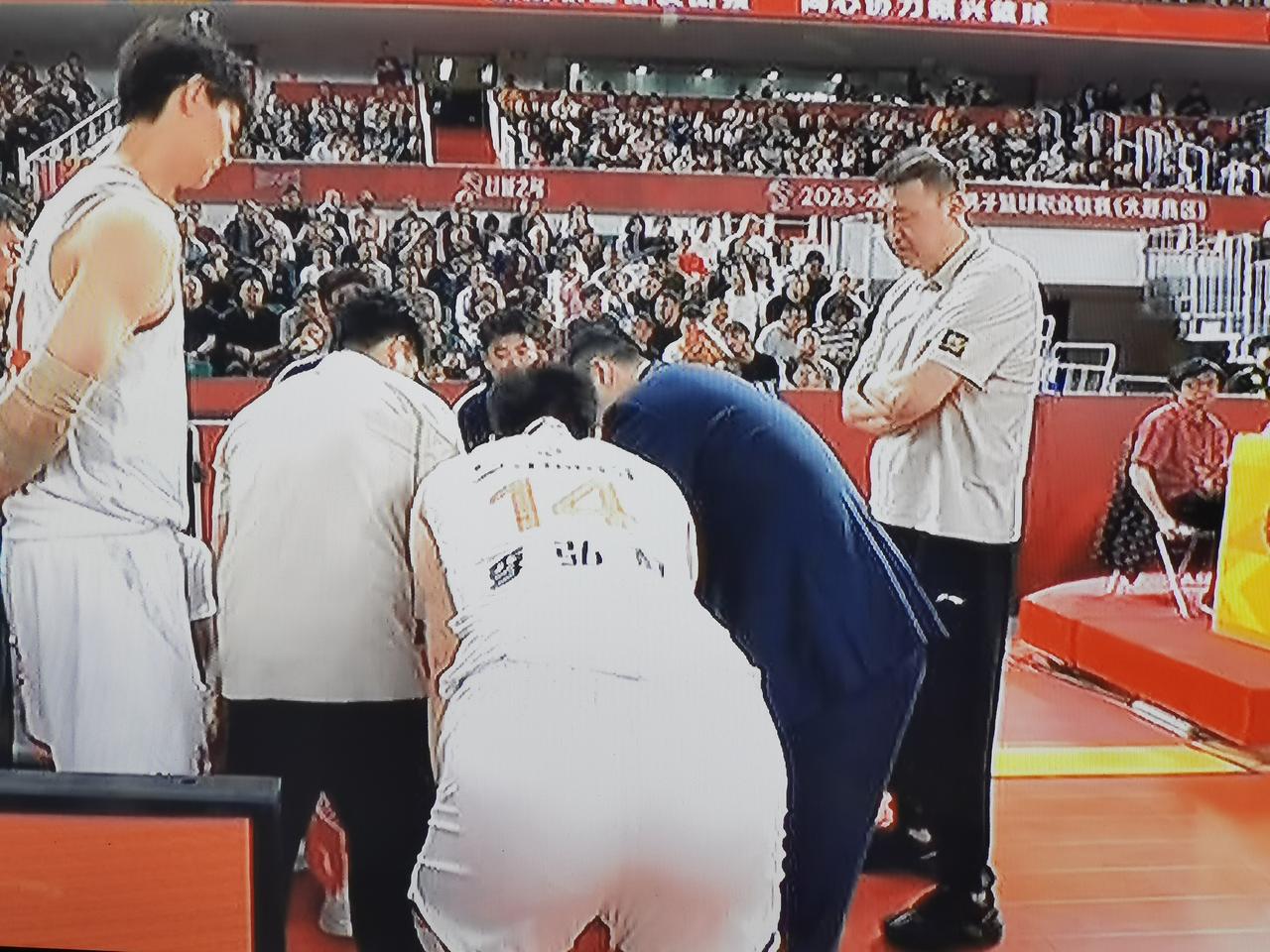 卢伟太没经验了。面对盖伊、迪亚洛、张宁的强力压制，还不选择输球让队员释放一下压