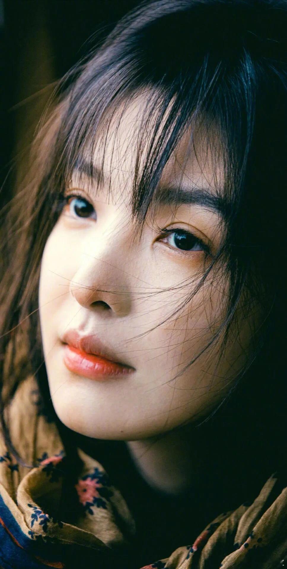 章若楠替身章若楠天生氛围感美女，清纯样貌直击人心，没想到替身同样容貌姣好，眉眼间
