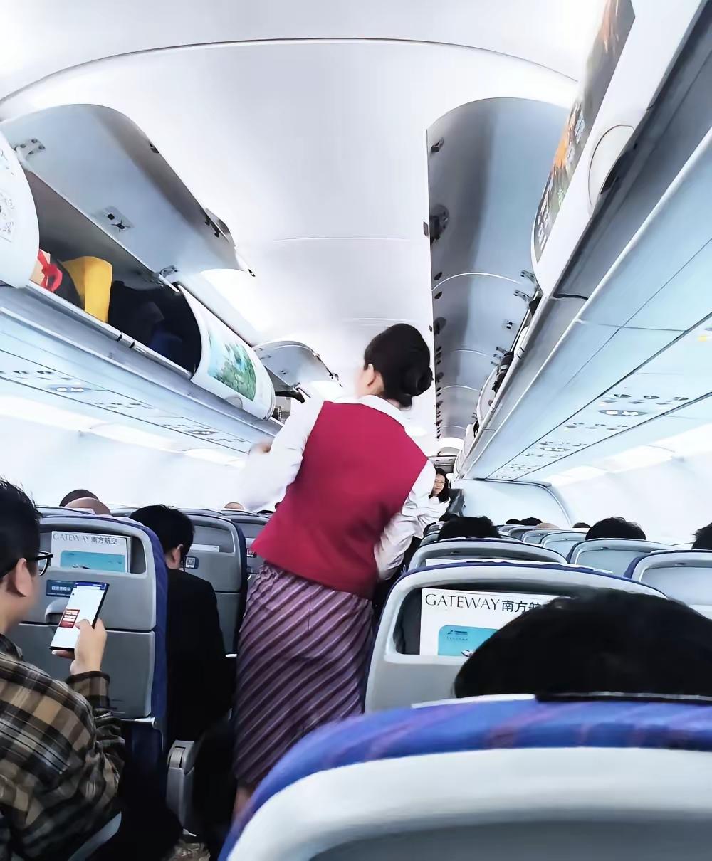 南航这波内部爆料也太真实了！做了5年的安全员直言，从机长到空姐，几乎都有带航班剩