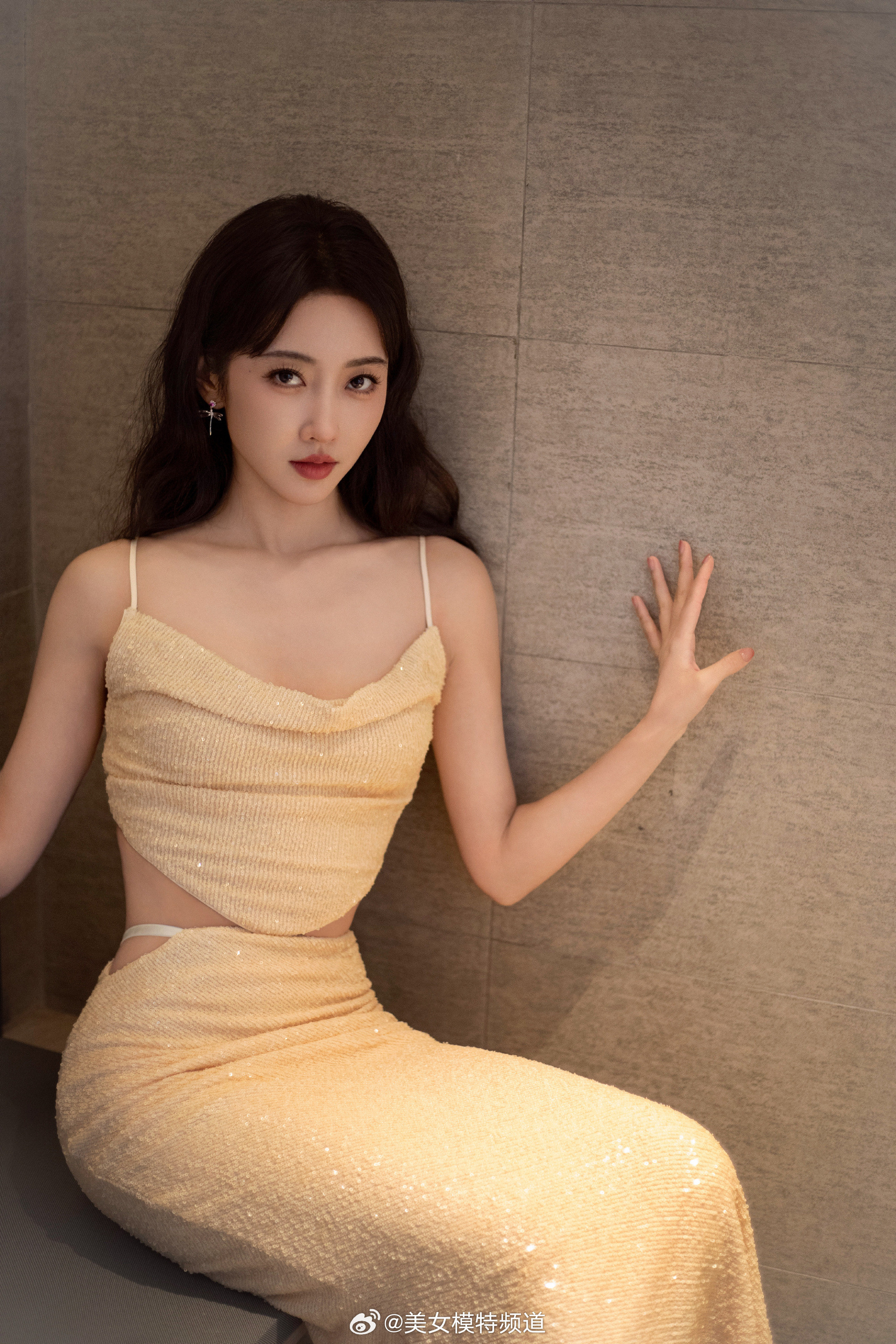 宣璐黄色吊带鱼尾裙写真