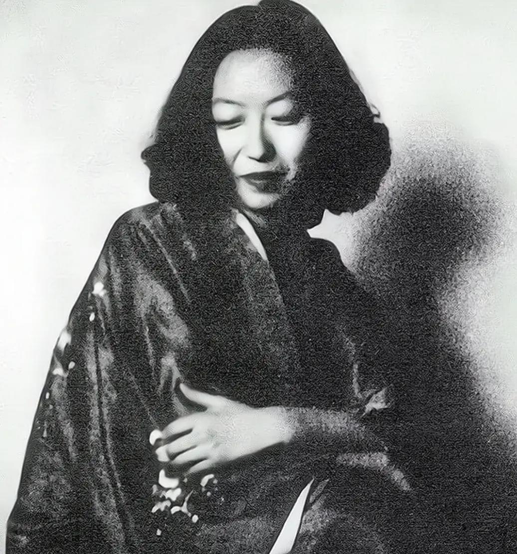1995年中秋前夕，张爱玲被人发现死在美国的公寓里，遗体早已冰凉。她身上仅盖着一